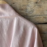 Maigi rozā mīkstināta lina auduma halāts - kimono tipa modelis ar garām piedurknēm un kabatām