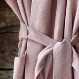 Maigi rozā mīkstināta lina auduma halāts - kimono tipa modelis ar garām piedurknēm un kabatām
