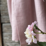 Maigi rozā mīkstināta lina auduma halāts - kimono tipa modelis ar garām piedurknēm un kabatām