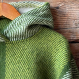 Zaļš/balts lieli rūtains indiāņu piegriezuma garais aitas vilnas pončo ar kapuci un bārkstīm