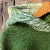 Zaļš/balts lieli rūtains indiāņu piegriezuma garais aitas vilnas pončo ar kapuci un bārkstīm