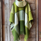 Zaļš/balts lieli rūtains indiāņu piegriezuma garais aitas vilnas pončo ar kapuci un bārkstīm