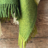 Zaļš/balts lieli rūtains indiāņu piegriezuma garais aitas vilnas pončo ar kapuci un bārkstīm